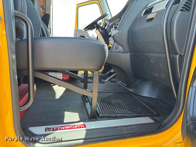 image for item EC3567 2022 Kenworth T680 semi truck