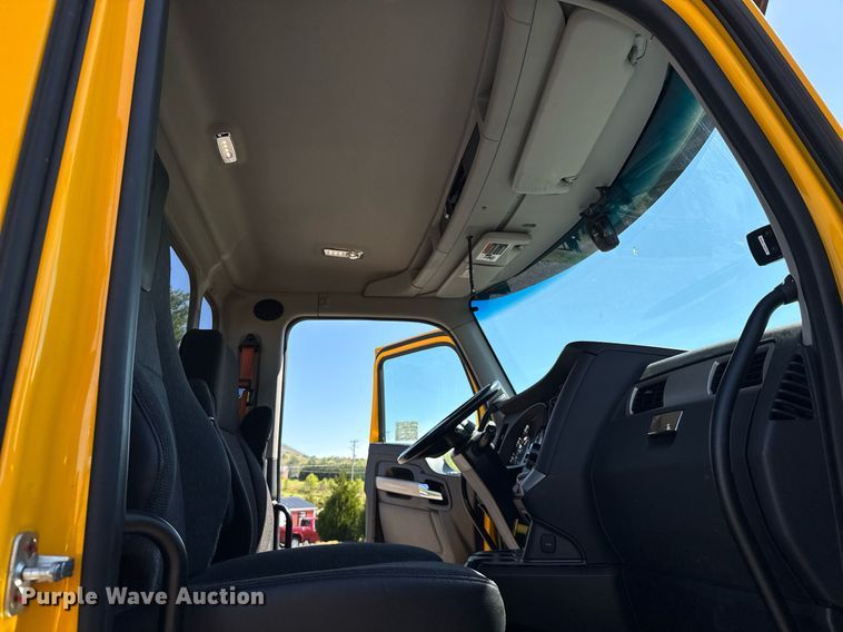 image for item EC3567 2022 Kenworth T680 semi truck