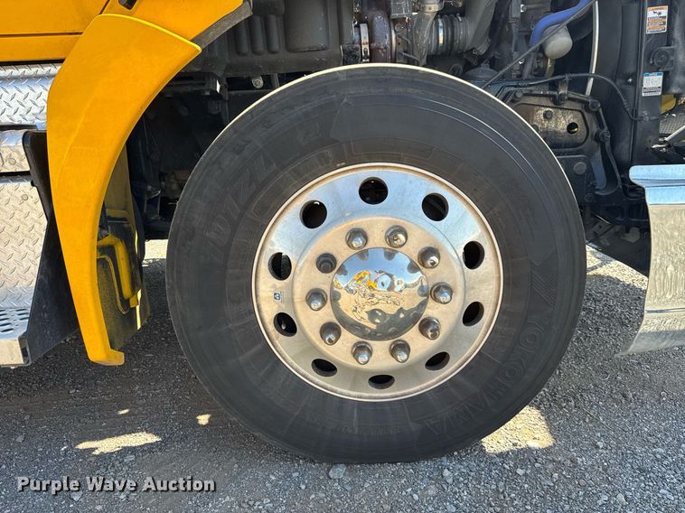 image for item EC3567 2022 Kenworth T680 semi truck