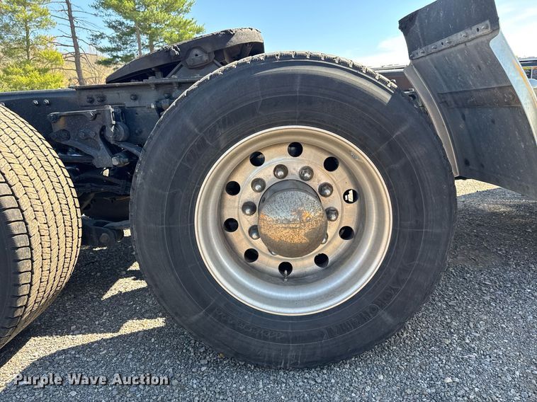 image for item EC3567 2022 Kenworth T680 semi truck