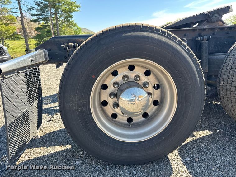 image for item EC3567 2022 Kenworth T680 semi truck