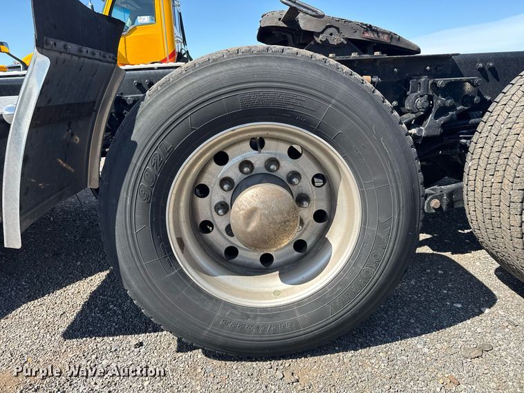 image for item EC3567 2022 Kenworth T680 semi truck