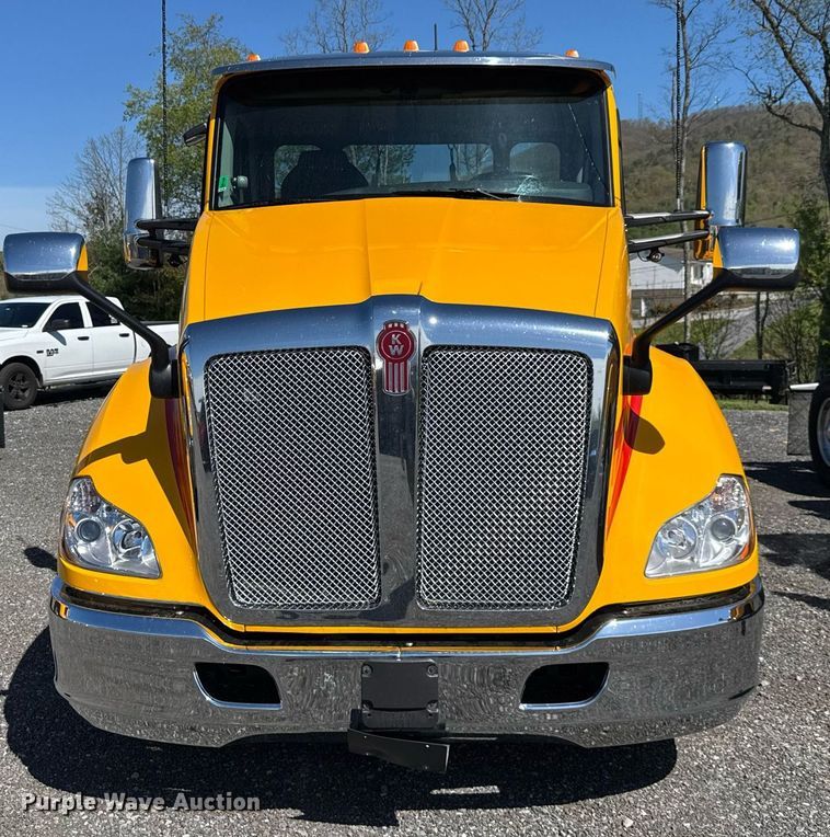 image for item EC3568 2022 Kenworth T680 semi truck