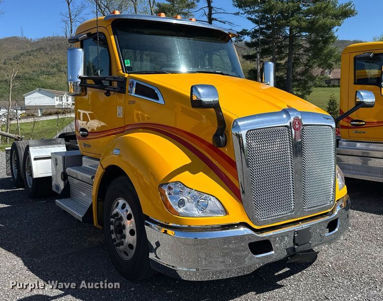 image for item EC3568 2022 Kenworth T680 semi truck