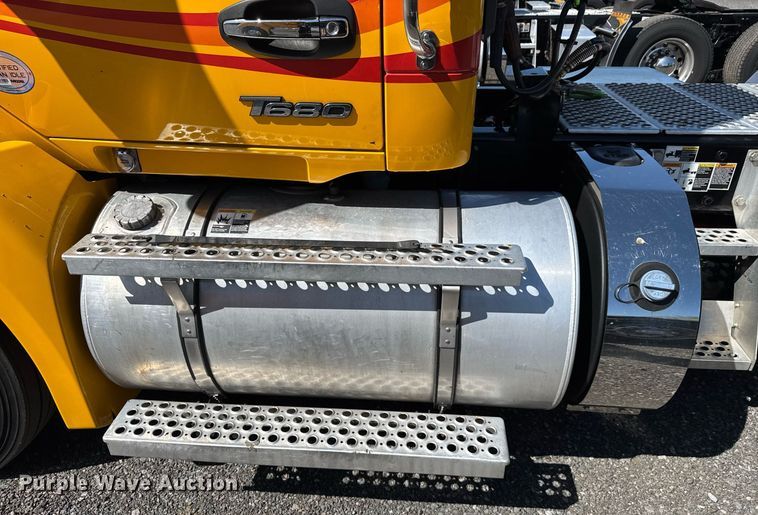 image for item EC3568 2022 Kenworth T680 semi truck