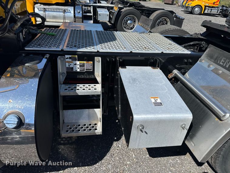 image for item EC3568 2022 Kenworth T680 semi truck