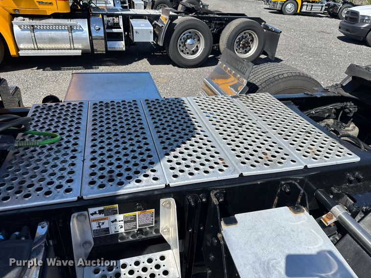 image for item EC3568 2022 Kenworth T680 semi truck