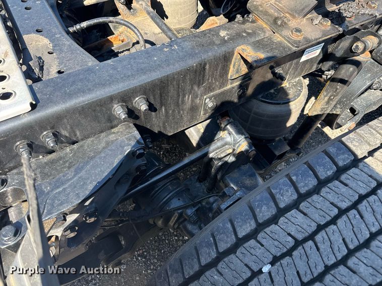 image for item EC3568 2022 Kenworth T680 semi truck