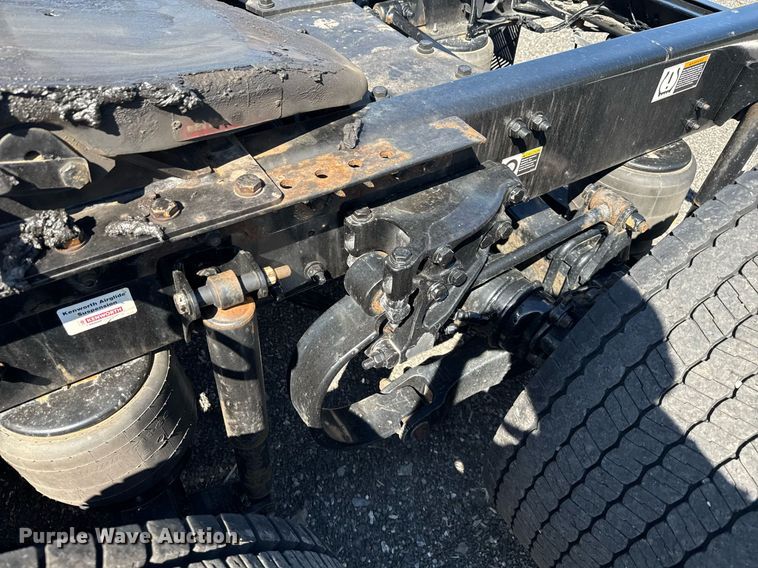 image for item EC3568 2022 Kenworth T680 semi truck