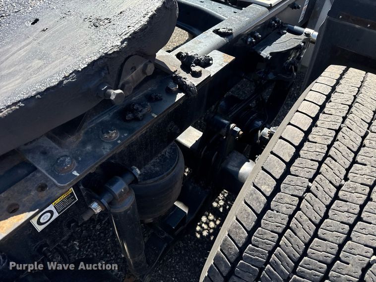 image for item EC3568 2022 Kenworth T680 semi truck