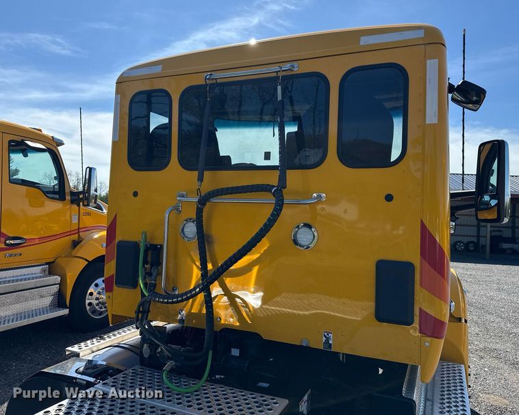 image for item EC3568 2022 Kenworth T680 semi truck