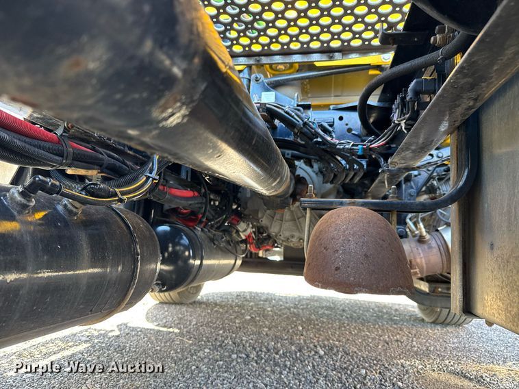 image for item EC3568 2022 Kenworth T680 semi truck