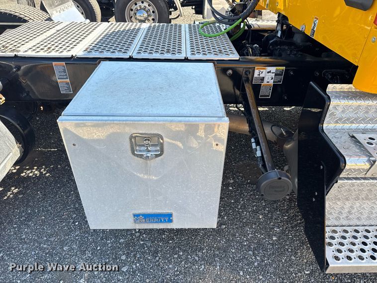 image for item EC3568 2022 Kenworth T680 semi truck