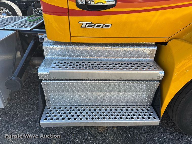 image for item EC3568 2022 Kenworth T680 semi truck