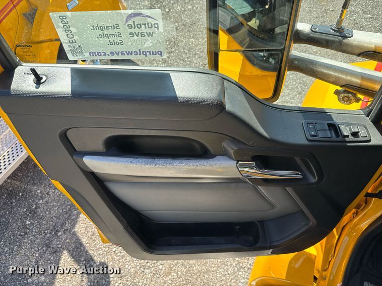 image for item EC3568 2022 Kenworth T680 semi truck