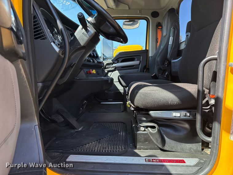 image for item EC3568 2022 Kenworth T680 semi truck