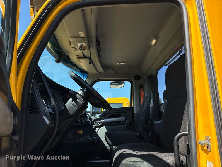 image for item EC3568 2022 Kenworth T680 semi truck