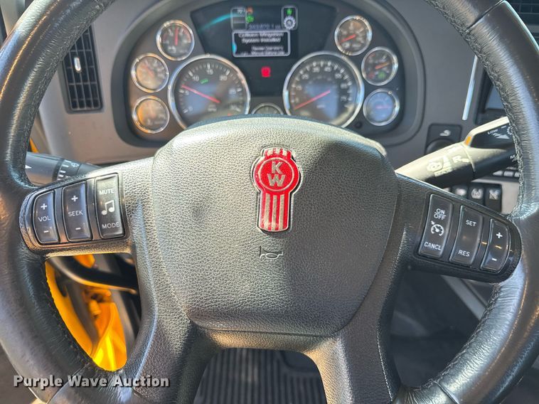 image for item EC3568 2022 Kenworth T680 semi truck