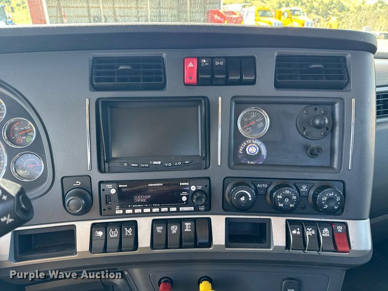 image for item EC3568 2022 Kenworth T680 semi truck