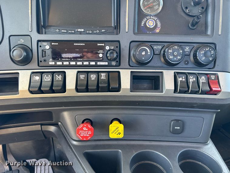 image for item EC3568 2022 Kenworth T680 semi truck