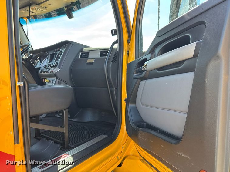 image for item EC3568 2022 Kenworth T680 semi truck