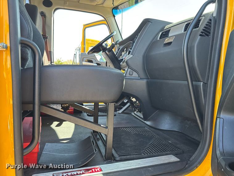 image for item EC3568 2022 Kenworth T680 semi truck