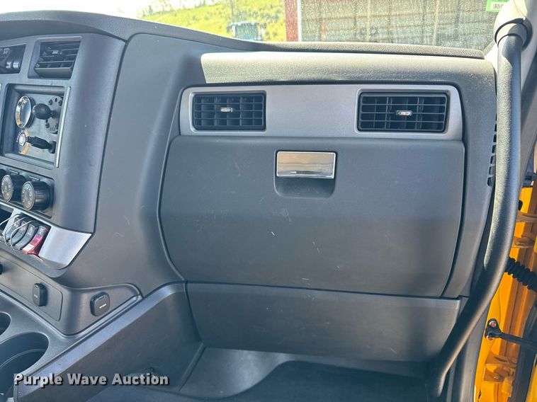 image for item EC3568 2022 Kenworth T680 semi truck