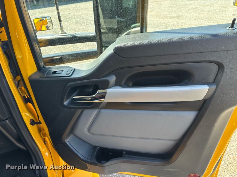 image for item EC3568 2022 Kenworth T680 semi truck