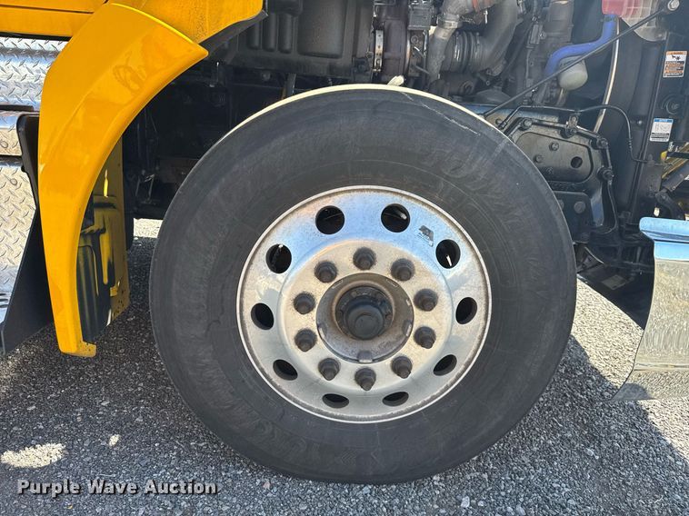 image for item EC3568 2022 Kenworth T680 semi truck