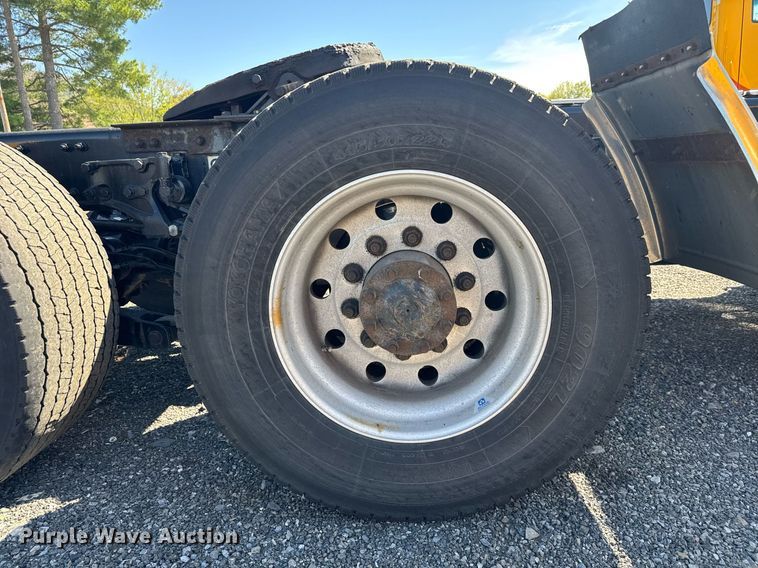 image for item EC3568 2022 Kenworth T680 semi truck