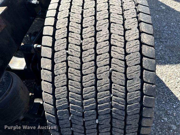 image for item EC3568 2022 Kenworth T680 semi truck