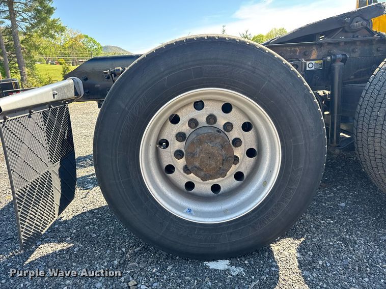 image for item EC3568 2022 Kenworth T680 semi truck