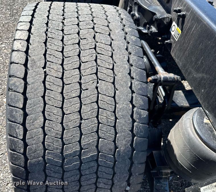 image for item EC3568 2022 Kenworth T680 semi truck