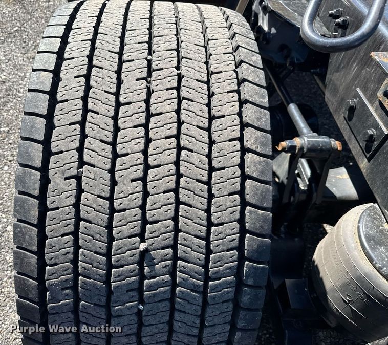 image for item EC3568 2022 Kenworth T680 semi truck