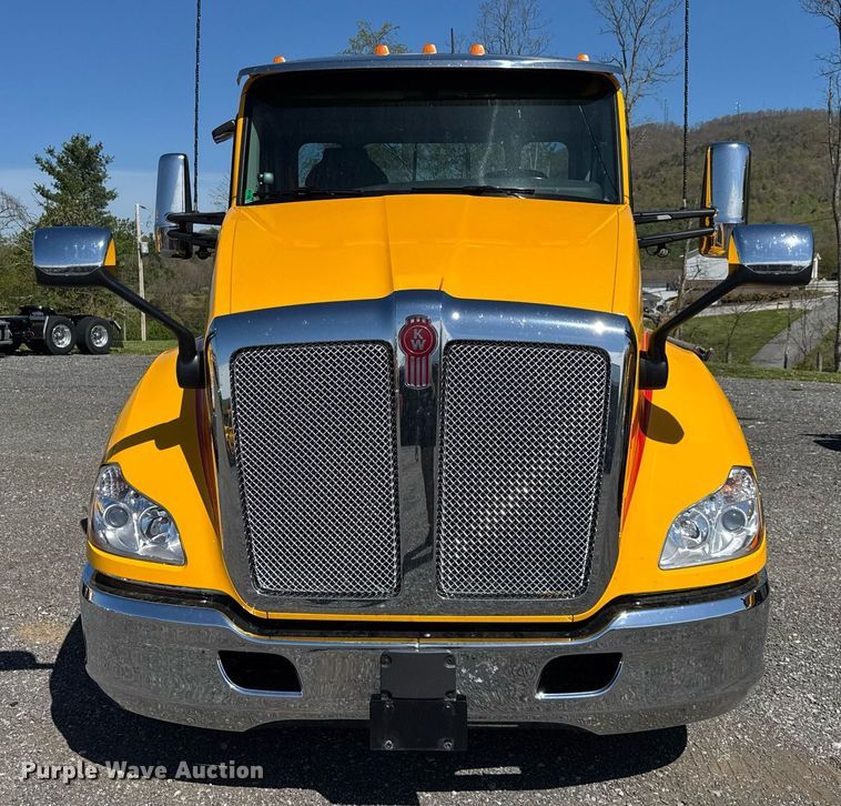 image for item EC3569 2022 Kenworth T680 semi truck