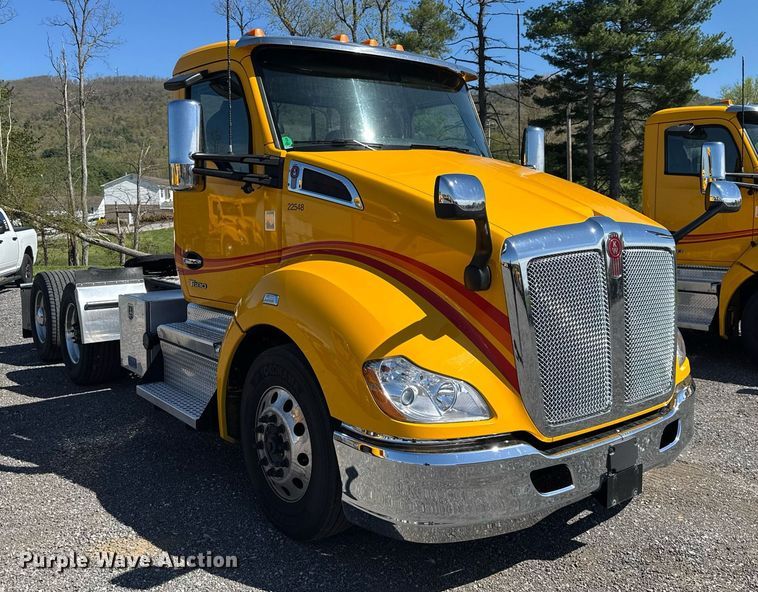 image for item EC3569 2022 Kenworth T680 semi truck