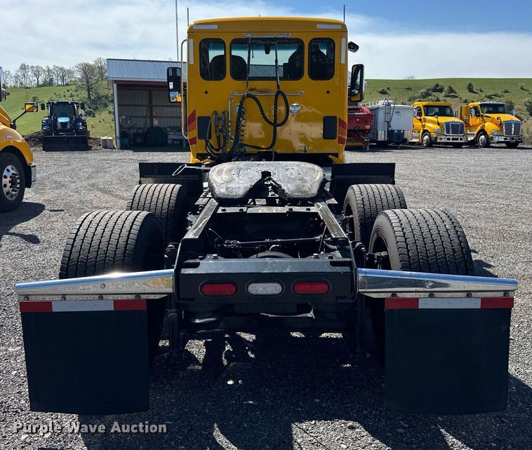 image for item EC3569 2022 Kenworth T680 semi truck