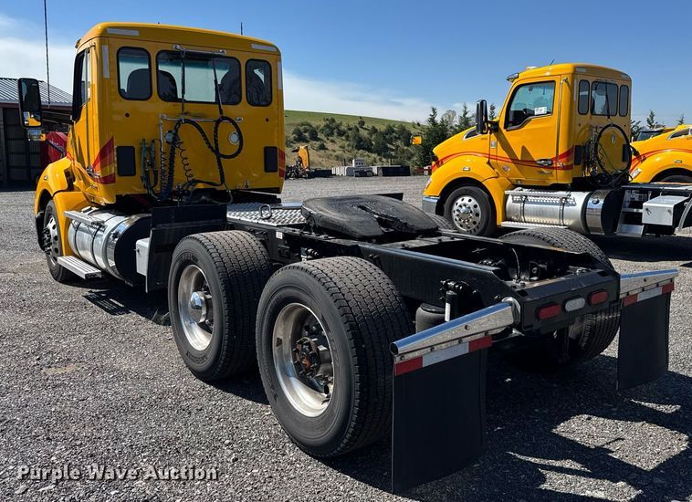 image for item EC3569 2022 Kenworth T680 semi truck