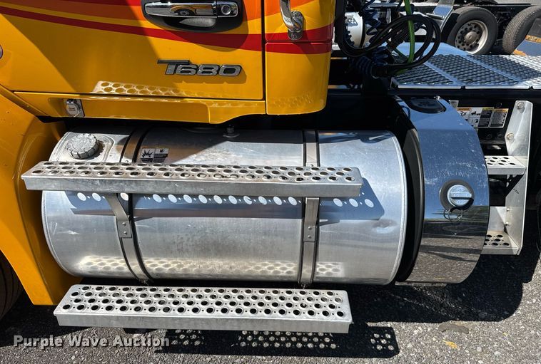 image for item EC3569 2022 Kenworth T680 semi truck