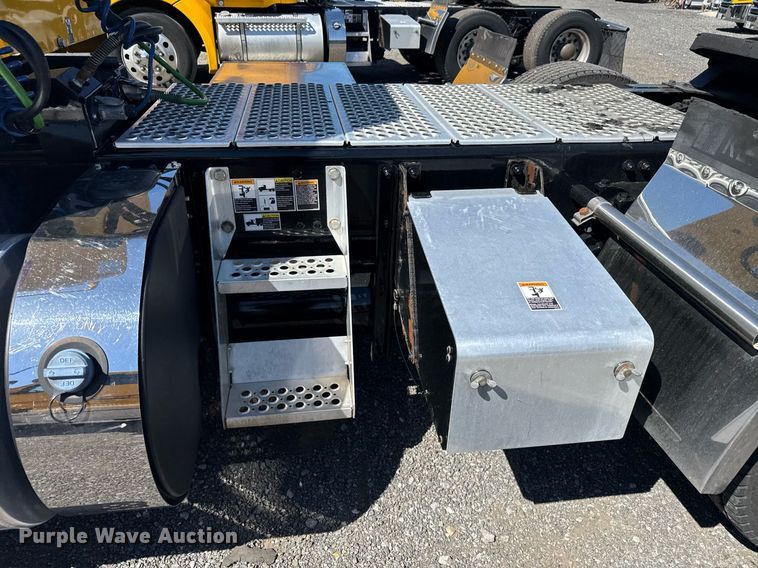 image for item EC3569 2022 Kenworth T680 semi truck