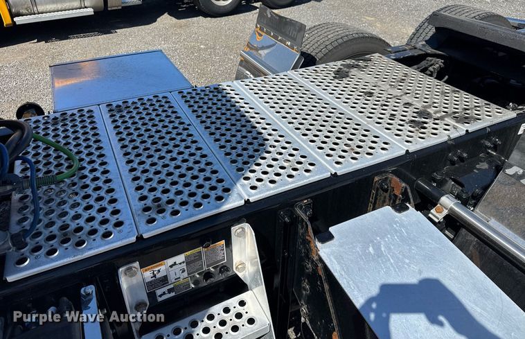 image for item EC3569 2022 Kenworth T680 semi truck