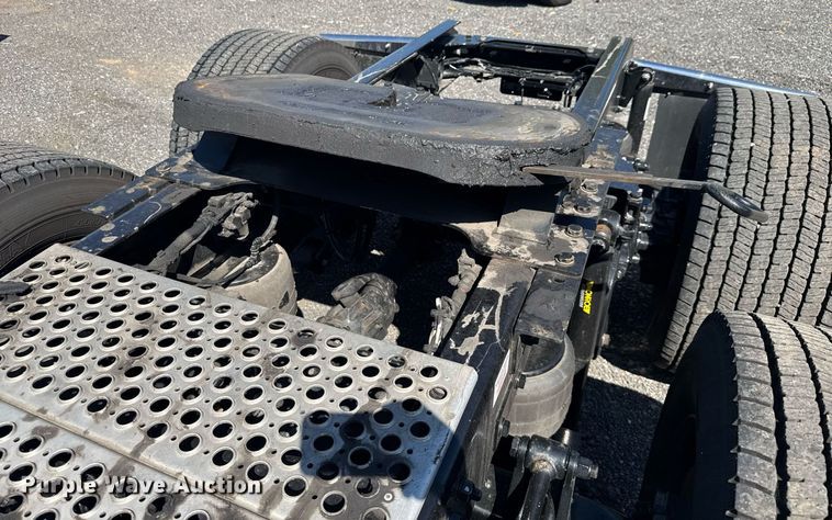 image for item EC3569 2022 Kenworth T680 semi truck