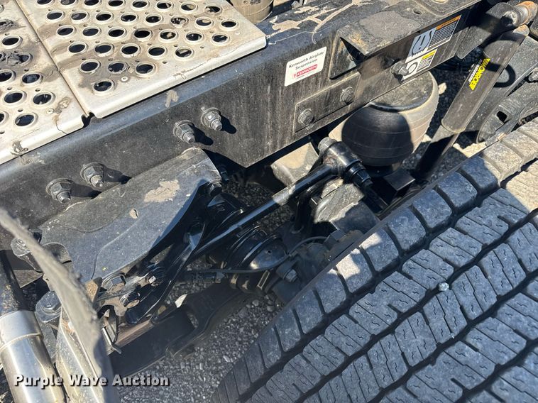 image for item EC3569 2022 Kenworth T680 semi truck