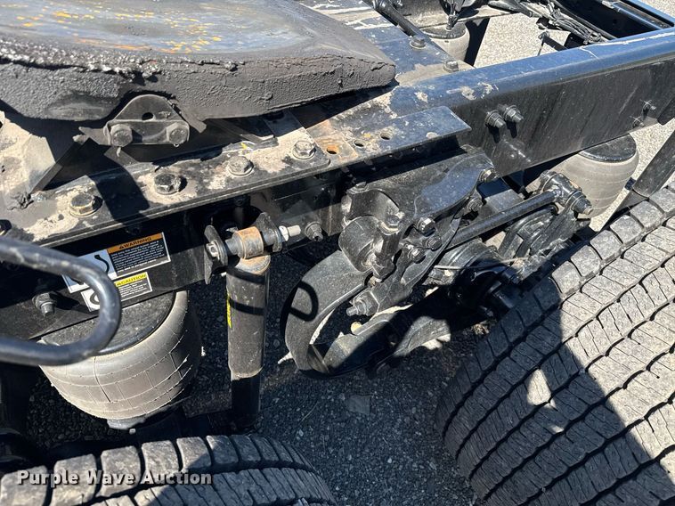 image for item EC3569 2022 Kenworth T680 semi truck