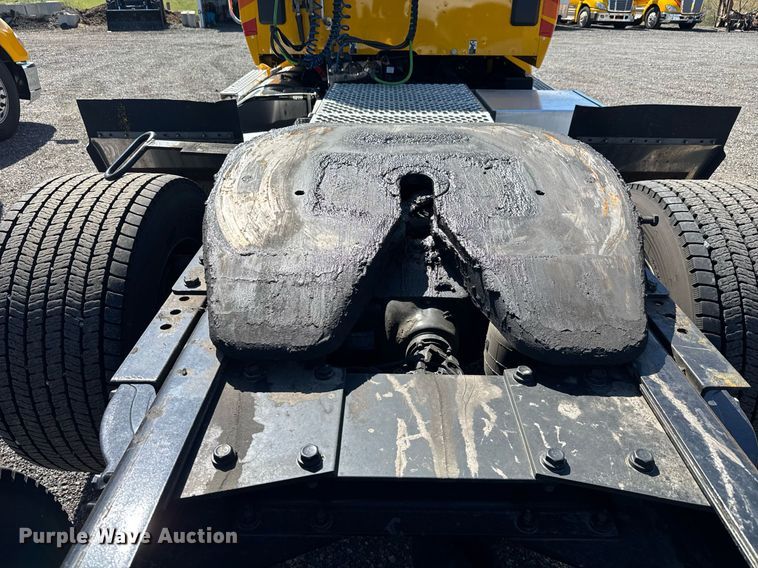 image for item EC3569 2022 Kenworth T680 semi truck