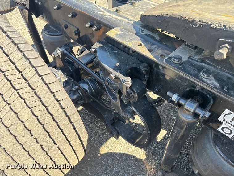 image for item EC3569 2022 Kenworth T680 semi truck