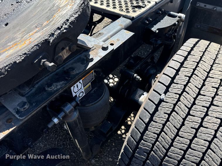 image for item EC3569 2022 Kenworth T680 semi truck