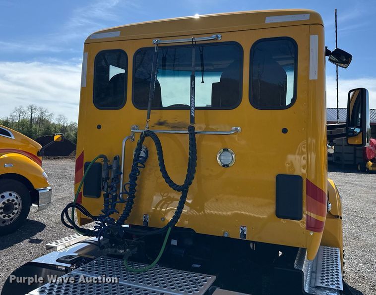 image for item EC3569 2022 Kenworth T680 semi truck