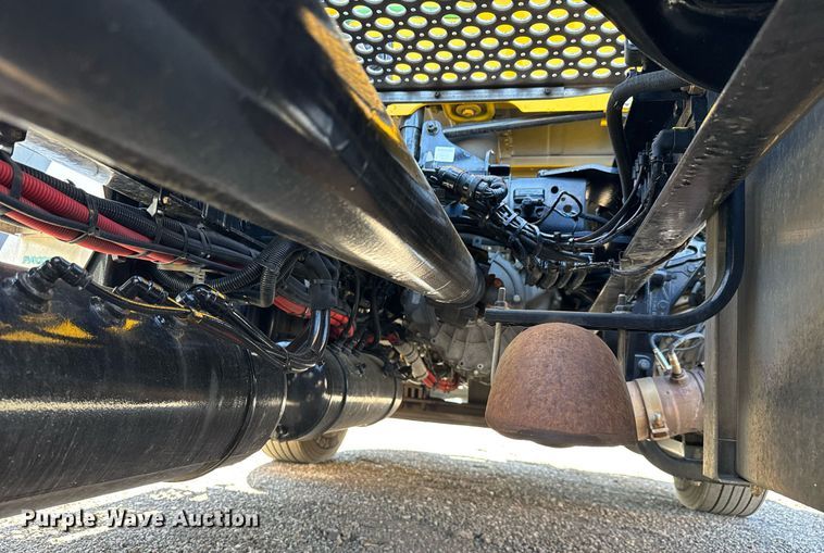 image for item EC3569 2022 Kenworth T680 semi truck