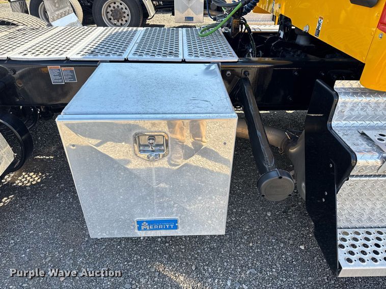 image for item EC3569 2022 Kenworth T680 semi truck